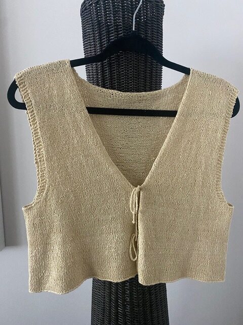 Sol Top by Mochiknits, knit in a cream coloured yarn